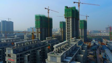 丹河藍灣項目建設(shè)穩(wěn)步推進，多棟住宅樓陸續(xù)封頂